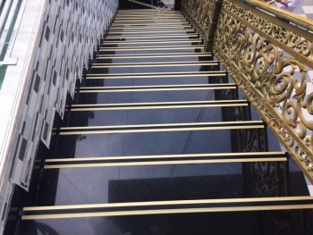 Ốp cầu thang bằng đá nhân tạo có được không?